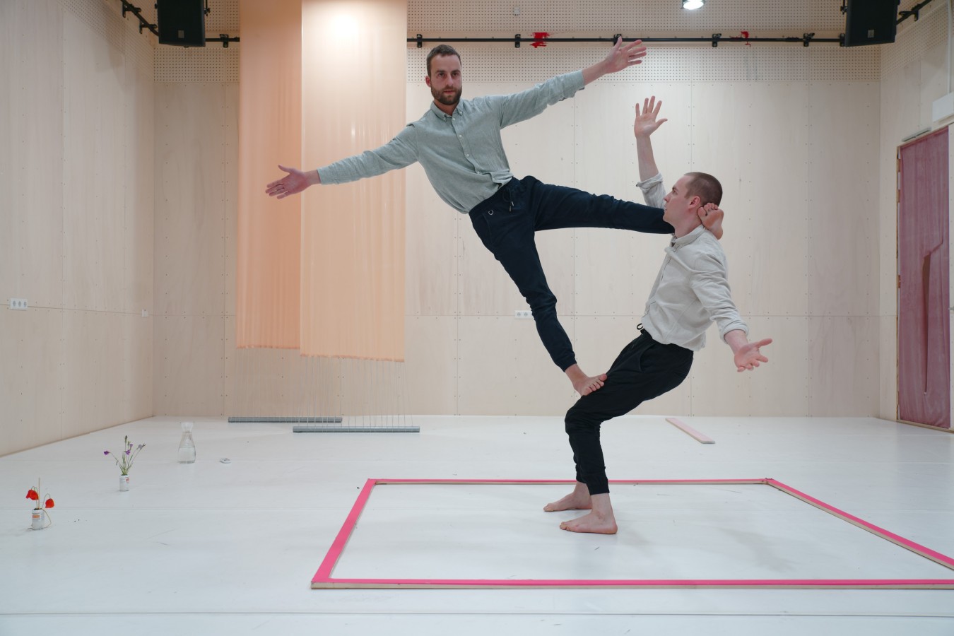 Szymon Adamczak i Billy Mullaney w spektaklu An Ongoing Song; fot. Thomas Lenden