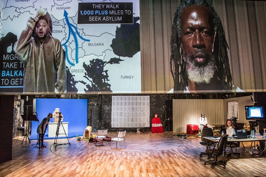 Mamadou Góo Bâ w spektaklu Wściekłość; fot. Natalia Kabanow Mamadou Góo Bâ w spektaklu Wściekłość