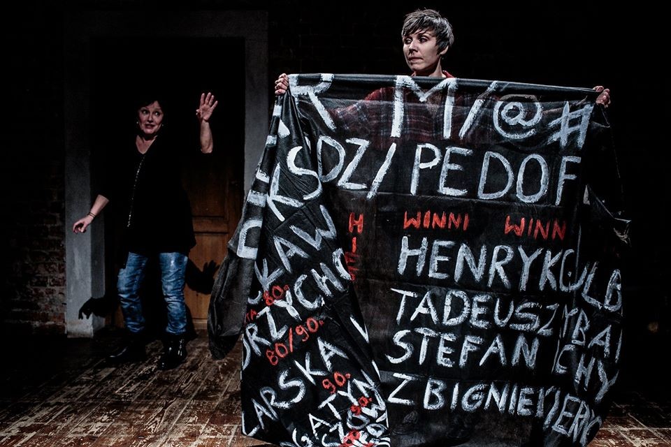 Zdjęcie ze spektaklu Tutaj kobiety palą się lepiej; fot. Tobiasz Papuczys Zdjęcie ze spektaklu Tutaj kobiety palą się lepiej