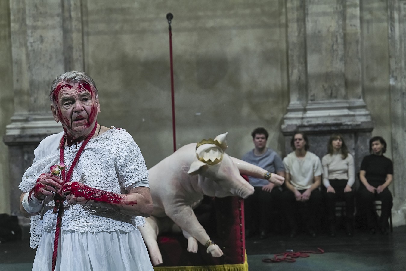Zdjęcie ze spektaklu HamletMaszyna: Branko Samarovski, Marcel Heuperman, Max Gindorff, Marta Kizyma, Annamáría Láng; fot. Matthias Horn/Burgtheater Zdjęcie ze spektaklu HamletMaszyna: Branko Samarovski, Marcel Heuperman, Max Gindorff, Marta Kizyma, Annamáría Láng