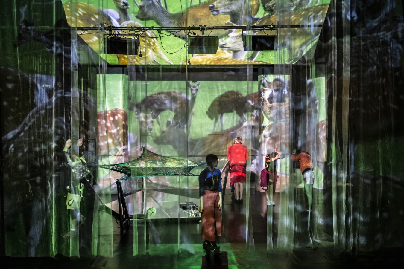 Zdjęcie ze spektaklu Wracać wciąż do domu