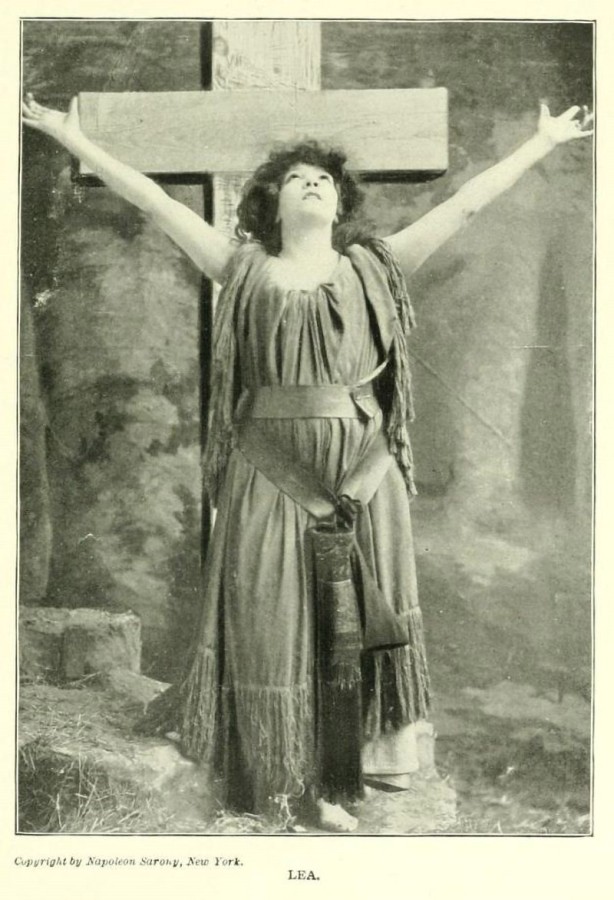 Sarah Bernhardt jako Leah w melodramacie Leah (1892) Sarah Bernhardt jako Leah w melodramacie Leah (1892)