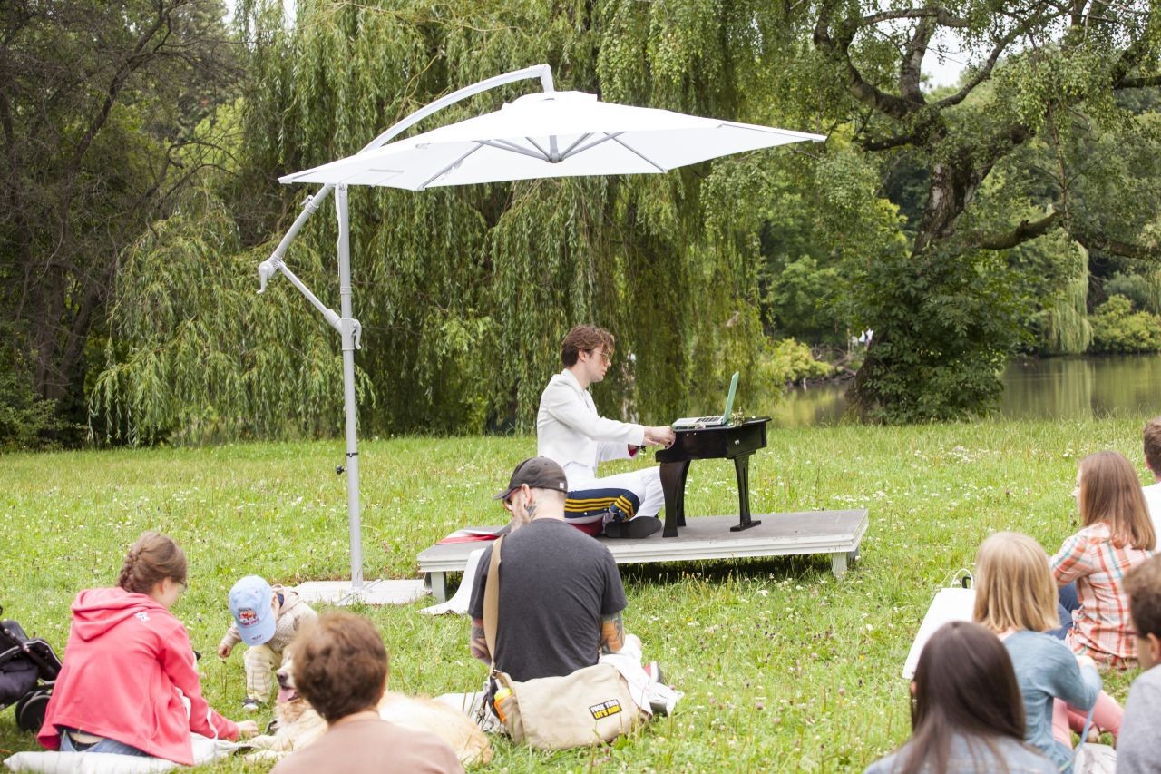 Zdjęcie z Park-Opery Wojtka Blecharza w parku Skaryszewskim; fot. Katarzyna Laskowiecka (archiwum Teatru Powszechnego w Warszawie)