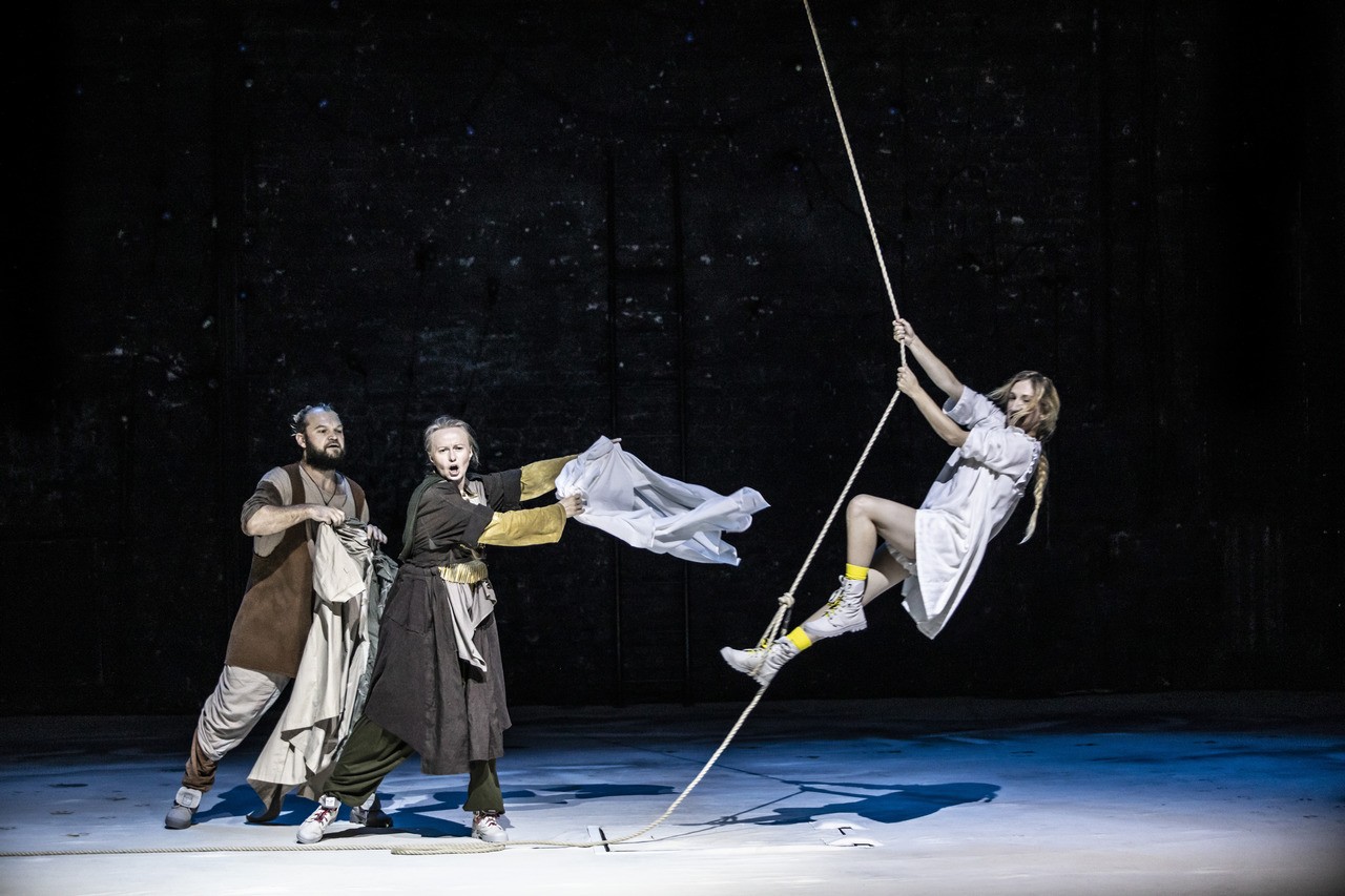 Teatr Powszechny w Warszawie, Ronja, córka zbójnika: Mateusz Łasowski, Aleksandra Bożek, Klara Bielawka; fot. Natalia Kabanow Teatr Powszechny w Warszawie, Ronja, córka zbójnika: Mateusz Łasowski, Aleksandra Bożek, Klara Bielawka