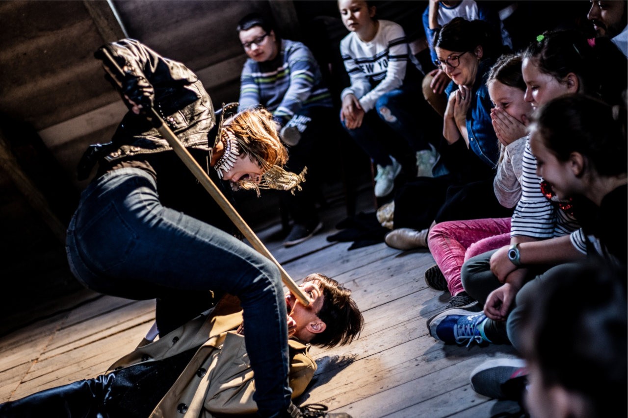 Teatr Dramatyczny w Wałbrzychu, Greta i ostatni wieloryb: Dorota Furmaniuk, Joanna Łaganowska; fot. Tobiasz Papuczys Teatr Dramatyczny w Wałbrzychu, Greta i ostatni wieloryb: Dorota Furmaniuk, Joanna Łaganowska