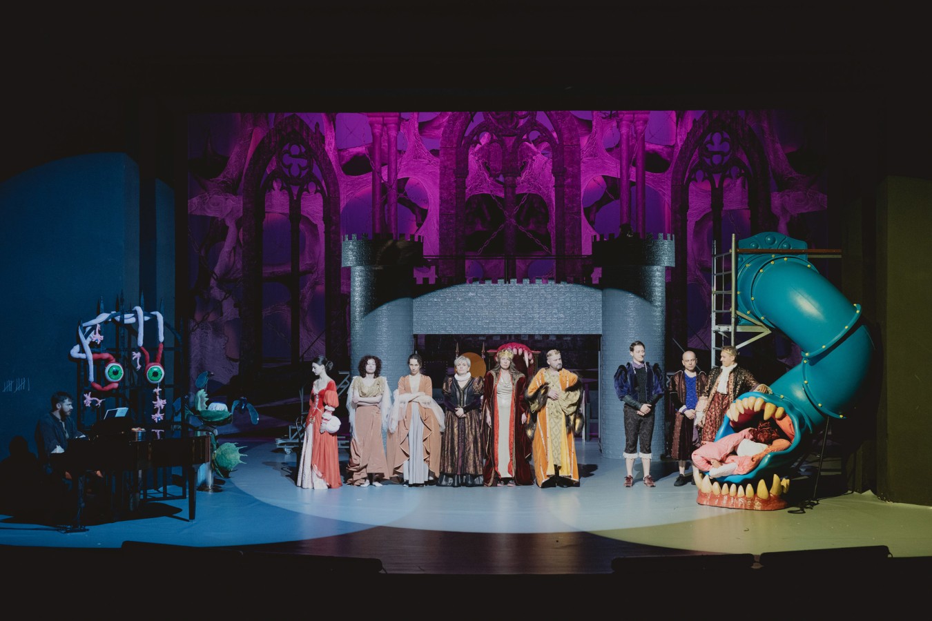 Teatr Ludowy w Krakowie, Iwona, księżniczka Burgunda; fot. Klaudyna Schubert Teatr Ludowy w Krakowie, Iwona, księżniczka Burgunda; fot. Klaudyna Schubert