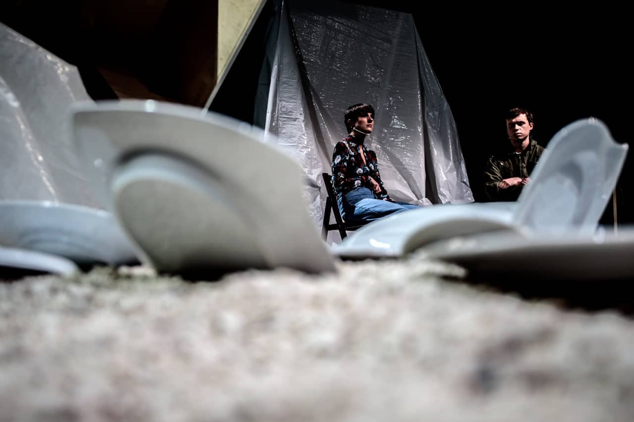 Teatr Dramatyczny im. Jerzego Szaniawskiego w Wałbrzychu, Pilnie kupię biografię: Joanna Łaganowska, Mikołaj Krzeszowiec; fot. Tobiasz Papuczys Teatr Dramatyczny im. Jerzego Szaniawskiego w Wałbrzychu, Pilnie kupię biografię: Joanna Łaganowska, Mikołaj Krzeszowiec; fot. Tobiasz Papuczys