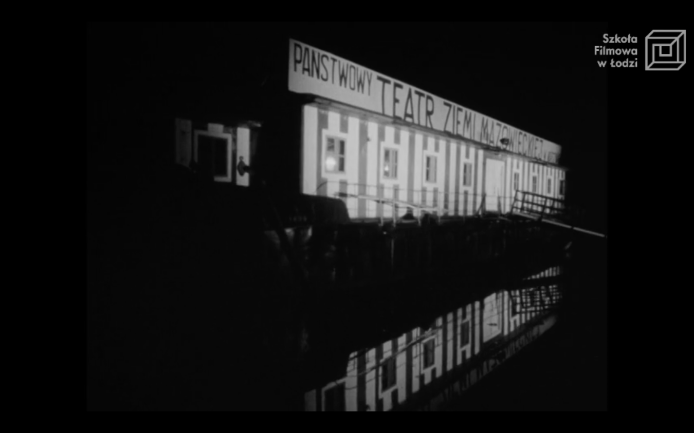 Pływająca po Wiśle barka, na której grał Teatr Ziemi Mazowieckiej – kadr z filmu Wiślane teatrum, reż. Jan Budkiewicz, PWSFTviT 1961 Pływająca po Wiśle barka, na której grał Teatr Ziemi Mazowieckiej – kadr z filmu Wiślane teatrum, reż. Jan Budkiewicz, PWSFTviT 1961