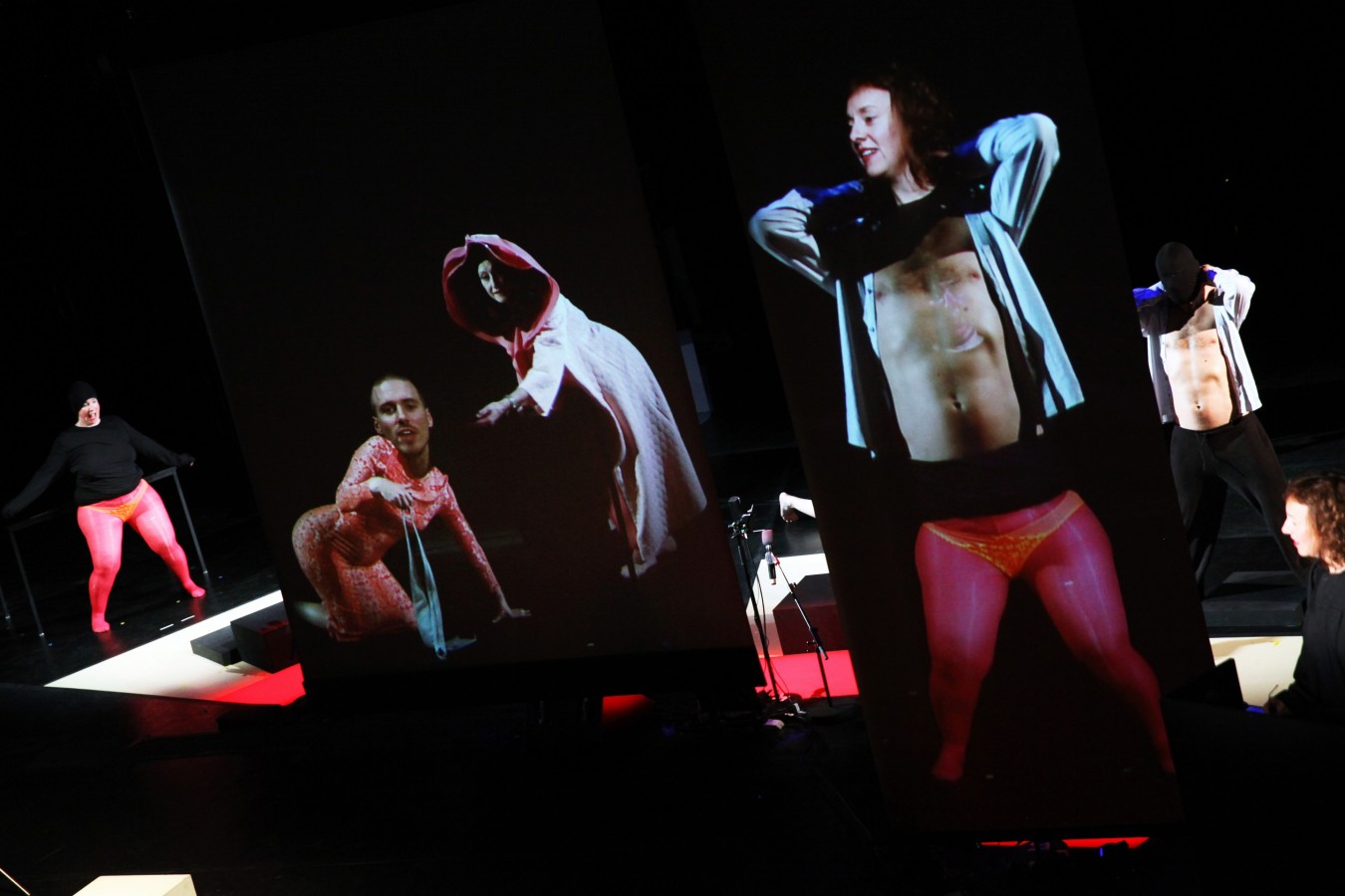 She She Pop, Müncher Kammerspiele, 50 odcieni wstydu; fot. Dorothea Tuch She She Pop, Müncher Kammerspiele, 50 odcieni wstydu; fot. Dorothea Tuch