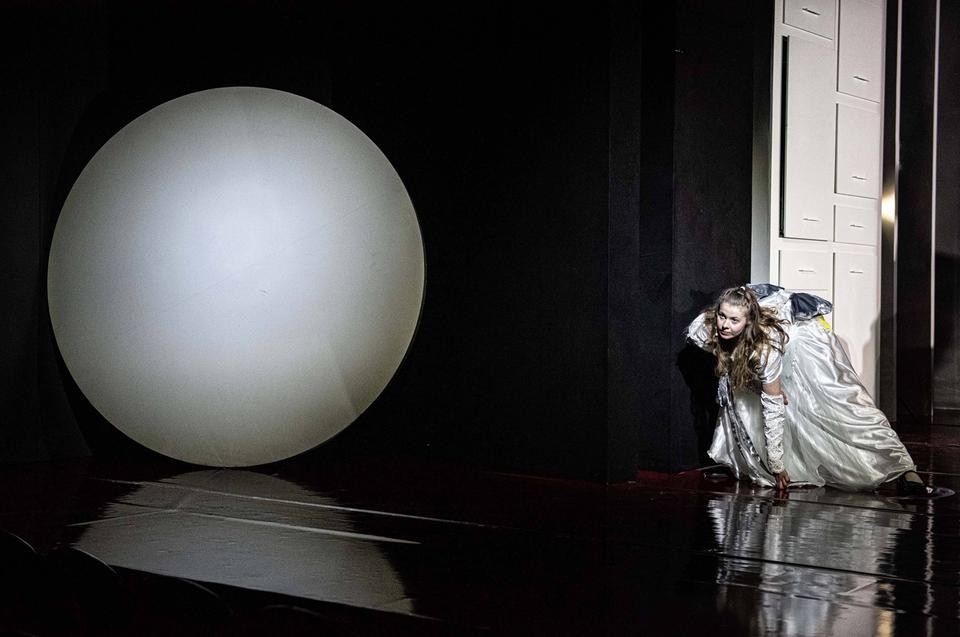 Teatr im. Stefana Żeromskiego w Kielcach, Klątwa rodziny Kennedych: Karolina Staniec