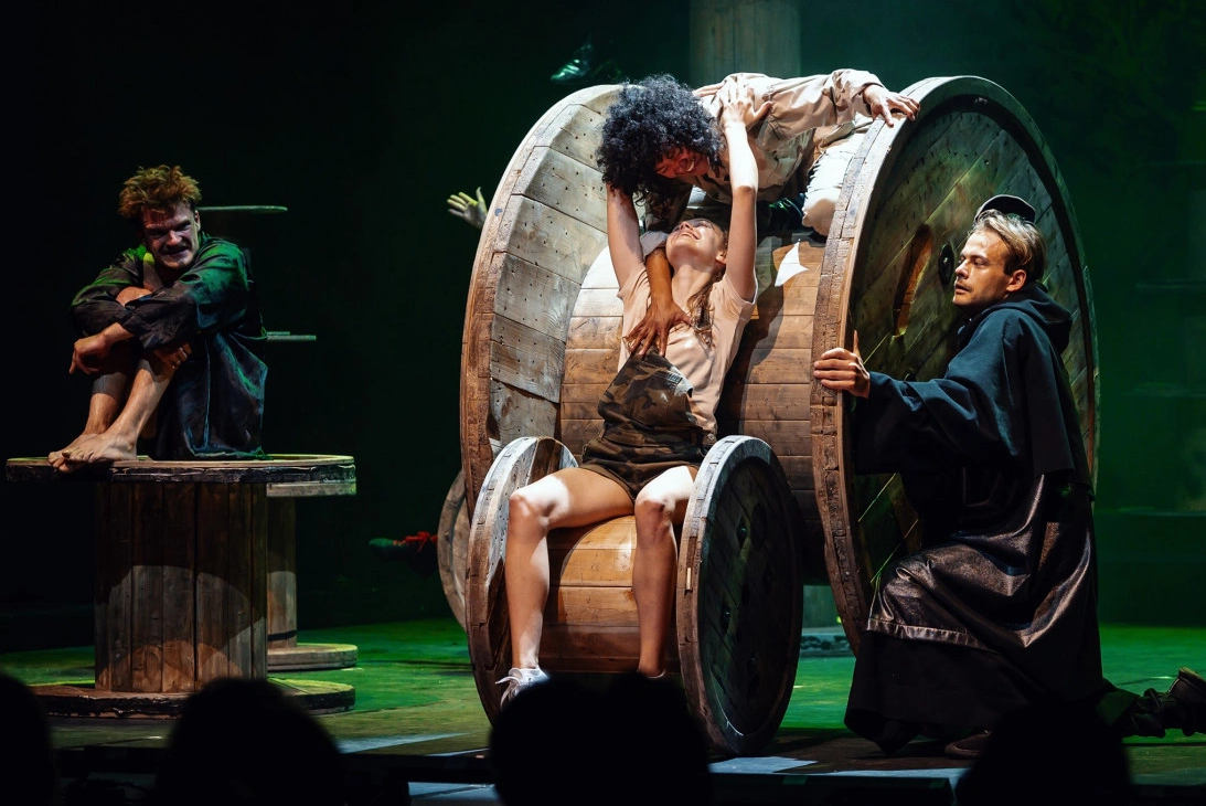 Oskaro Koršunovo Teatras, Otello: u góry Oneida Kunsunga-Vildžiūnienė (Otello) Oskaro Koršunovo Teatras, Otello: u góry Oneida Kunsunga-Vildžiūnienė (Otello)