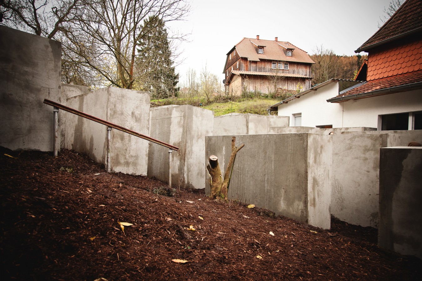 Pomnik Holokaustu w Bornhagen / Holocaust Memorial in Bornhagen / Das Holocaust-Mahnmal vor Höckes Haus (2017) Pomnik Holokaustu w Bornhagen / Holocaust Memorial in Bornhagen / Das Holocaust-Mahnmal vor Höckes Haus (2017)