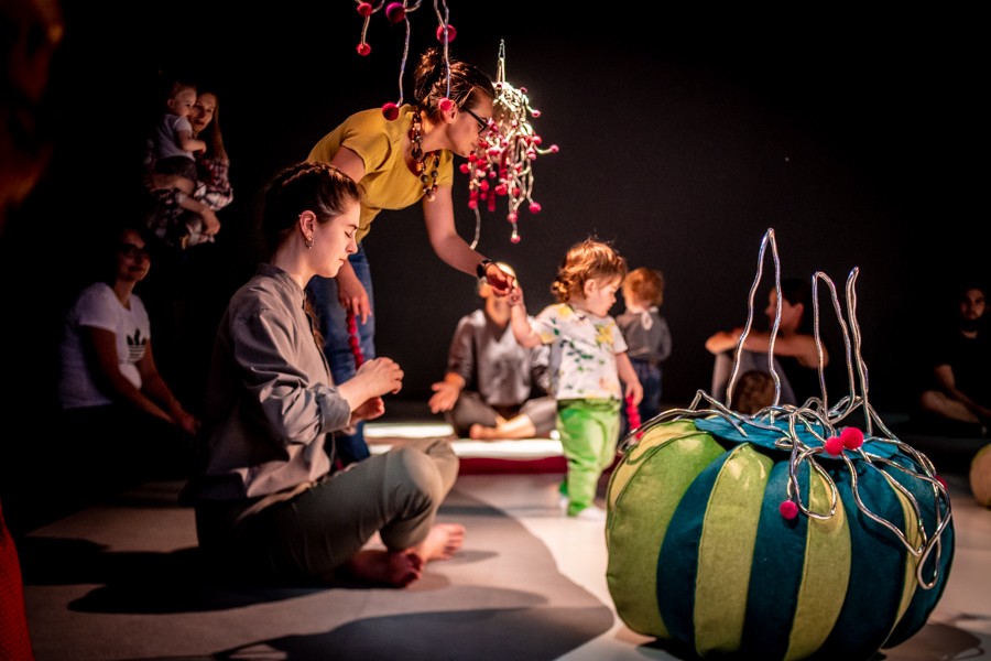 Księżycowo (choreography: the Holobiont collective, produced by Teatr Ochoty)