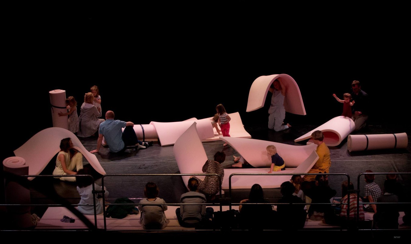 DOoKOŁA (choreografia: kolektyw Holobiont, produkcja: Art Stations Foundation) DOoKOŁA (choreografia: kolektyw Holobiont, produkcja: Art Stations Foundation)