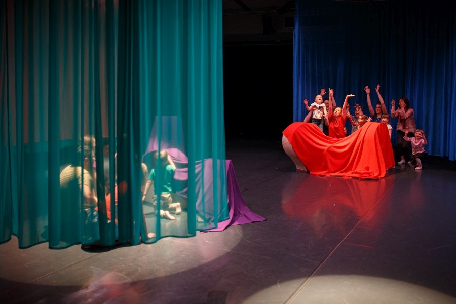 Gdzie kształty mają szyje (choreography: the Holobiont collective, produced by: Centrum Sztuki Dziecka w Poznaniu)