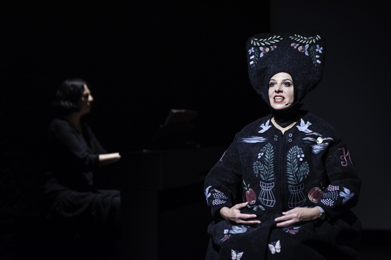 Teatr Kryły Chałopa, Frau mit Automat: Wolha Podhajskaja, Aksana Haiko Teatr Kryły Chałopa, Frau mit Automat: Wolha Podhajskaja, Aksana Haiko