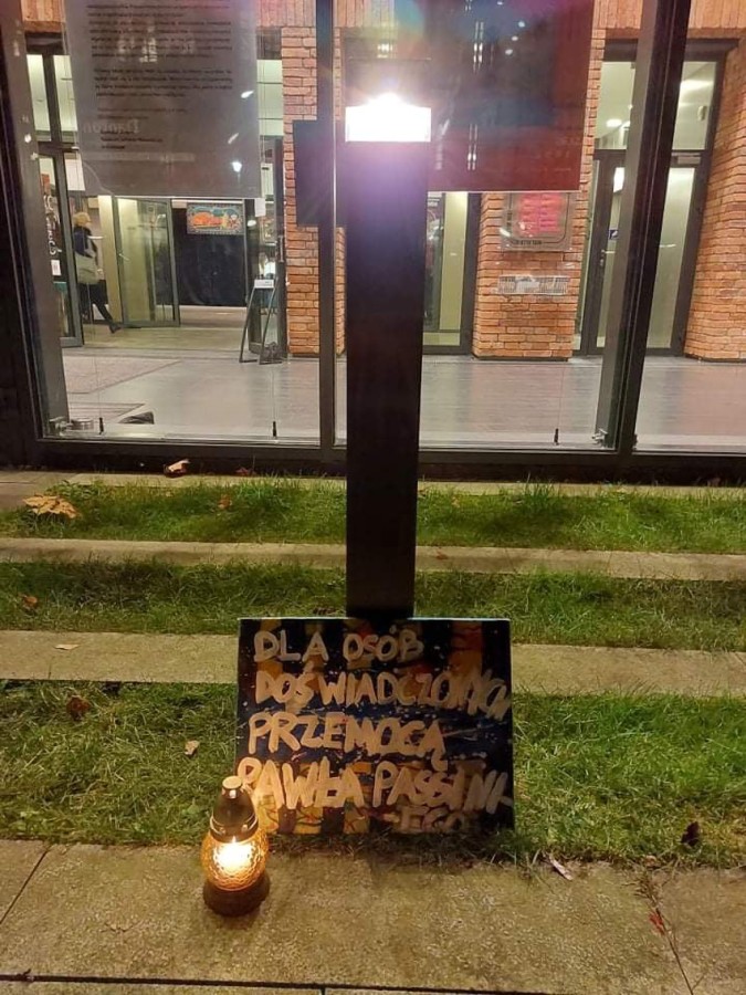 Zdjęcia z protestu zorganizowanego przez studentki i studentów Wiedzy o Teatrze UJ przeciwko prezentacji spektaklu Najpiękniejszy wschód w reżyserii Pawła Passiniego Zdjęcia z protestu zorganizowanego przez studentki i studentów Wiedzy o Teatrze UJ przeciwko prezentacji spektaklu Najpiękniejszy wschód w reżyserii Pawła Passiniego