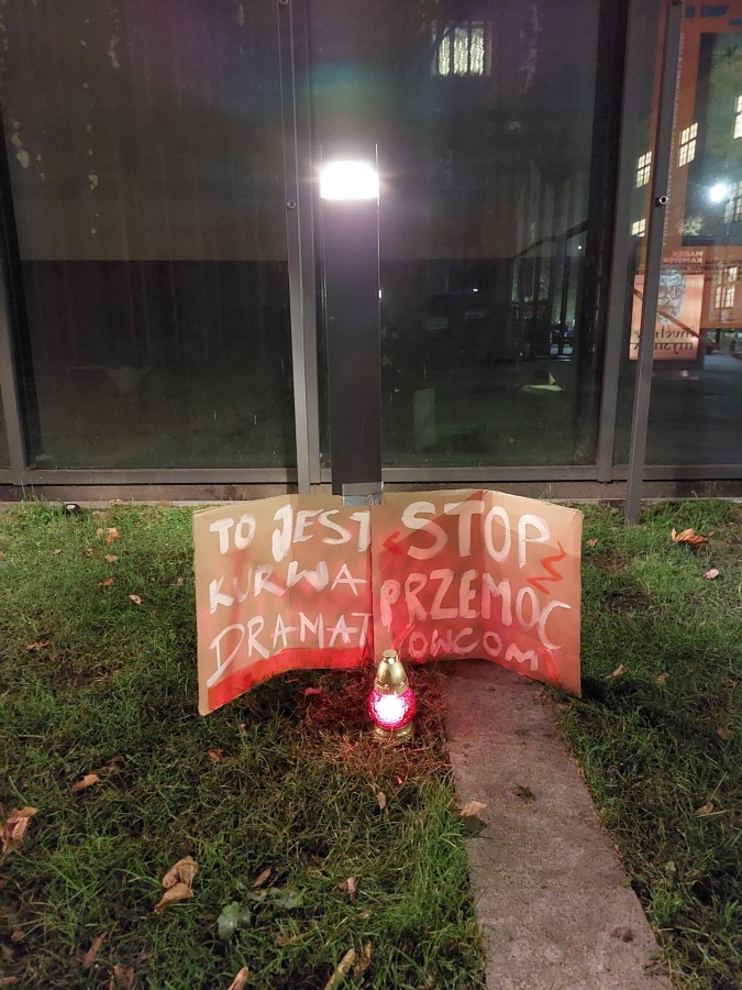 Zdjęcia z protestu zorganizowanego przez studentki i studentów Wiedzy o Teatrze UJ przeciwko prezentacji spektaklu Najpiękniejszy wschód w reżyserii Pawła Passiniego Zdjęcia z protestu zorganizowanego przez studentki i studentów Wiedzy o Teatrze UJ przeciwko prezentacji spektaklu Najpiękniejszy wschód w reżyserii Pawła Passiniego