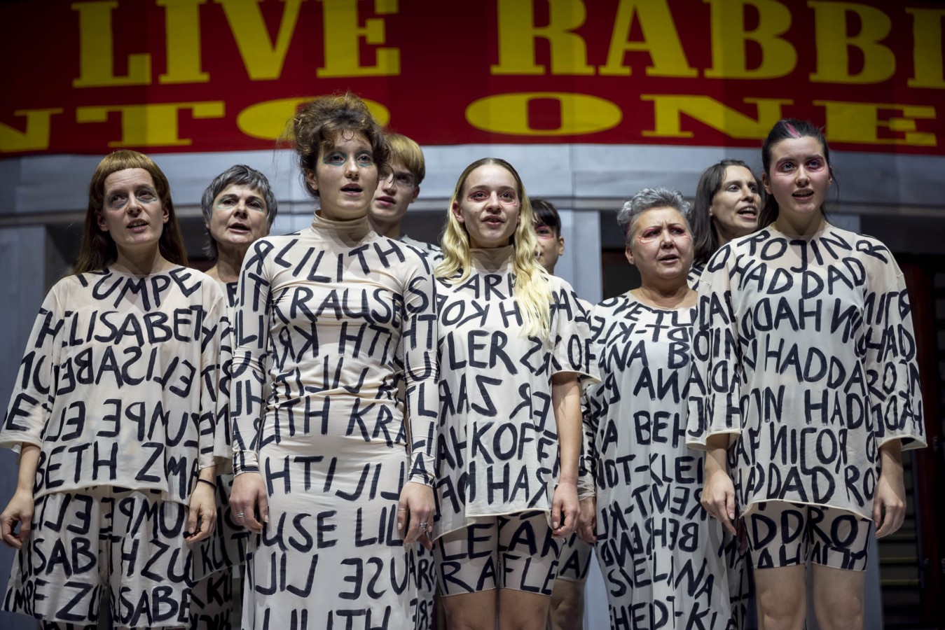 Volksbühne am Rosa-Luxemburg-Platz, Herr Puntila und das Riesending in Mitte: chór wykonawczyń