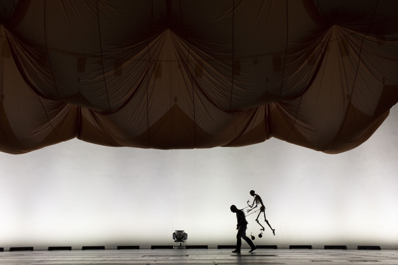 Volksbühne am Rosa-Luxemburg-Platz, Aufstieg und Fall eines Vorhangs und sein Leben dazwischen: Martin Wuttke