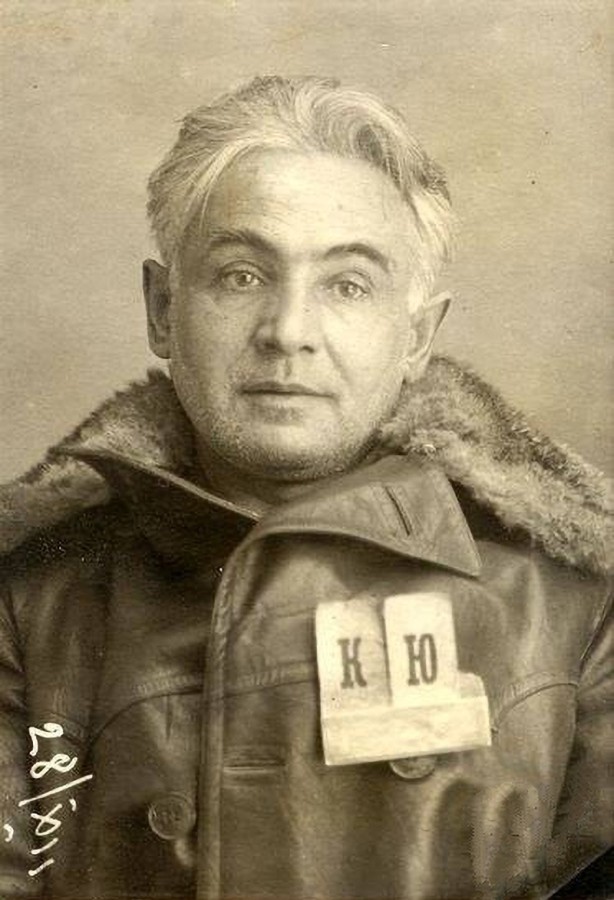 Zdjęcie Łesia Kurbasa po jego aresztowaniu przez władze sowieckie w 1933 roku Zdjęcie Łesia Kurbasa po jego aresztowaniu przez władze sowieckie w 1933 roku
