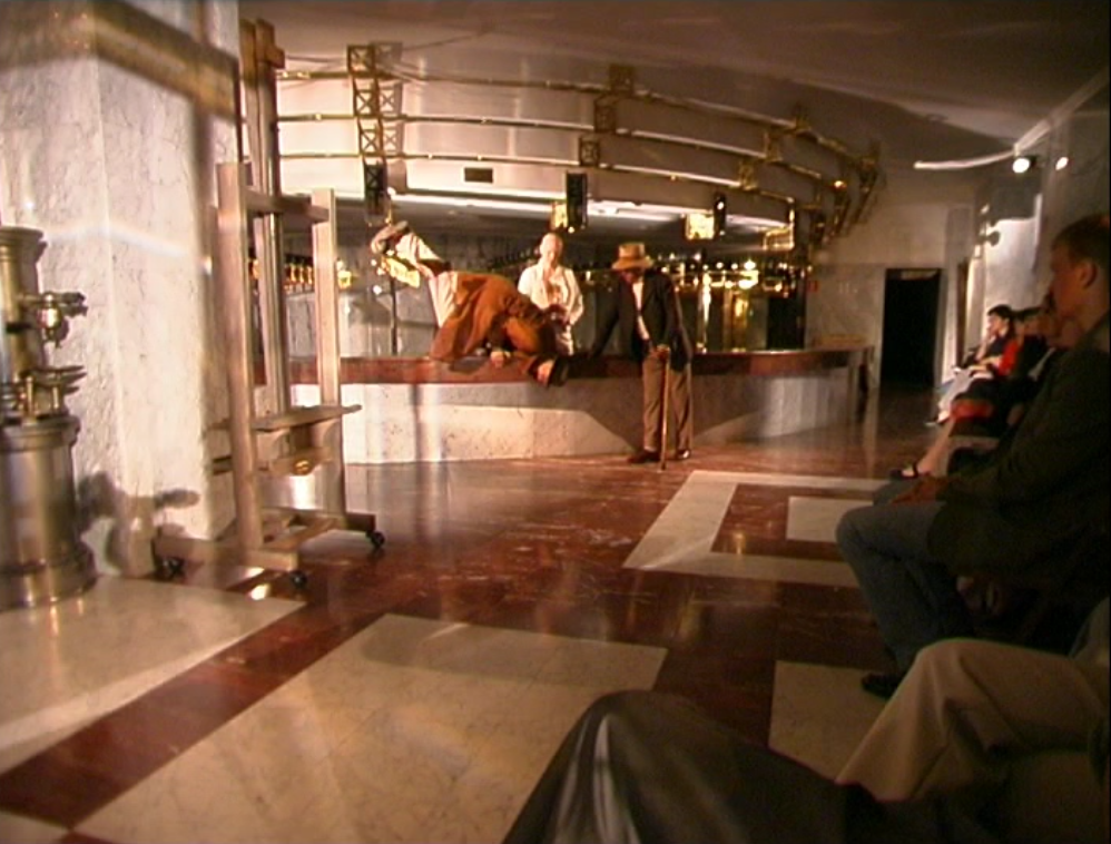 Giacomo Joyce. Jan Monczka w roli Pierwszego Joyce'a unosi swoje ciało na rękach