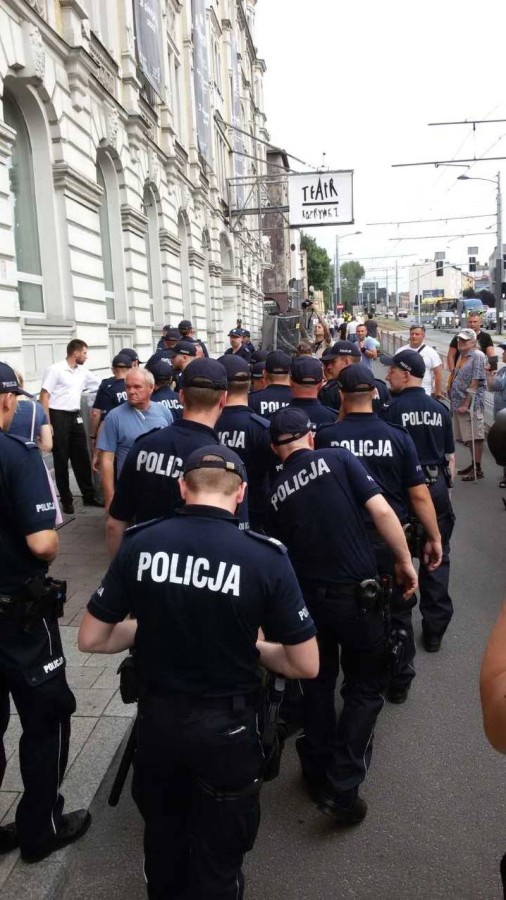 Protesty przeciwko prezentacji Klątwy Olivera Frljicia w Teatrze Rozrywki w Chorzowie (2017) Protesty przeciwko prezentacji Klątwy Olivera Frljicia w Teatrze Rozrywki w Chorzowie (2017)