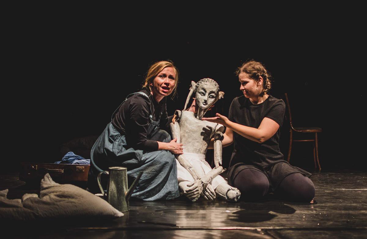 Studio Dramatu Edukacyjnego dla Osób Głuchych: Hrdinky (reż. Zoja Mikotová): Veronika Slámová i Šárka Šildová Studio Dramatu Edukacyjnego dla Osób Głuchych: Hrdinky (reż. Zoja Mikotová): Veronika Slámová i Šárka Šildová