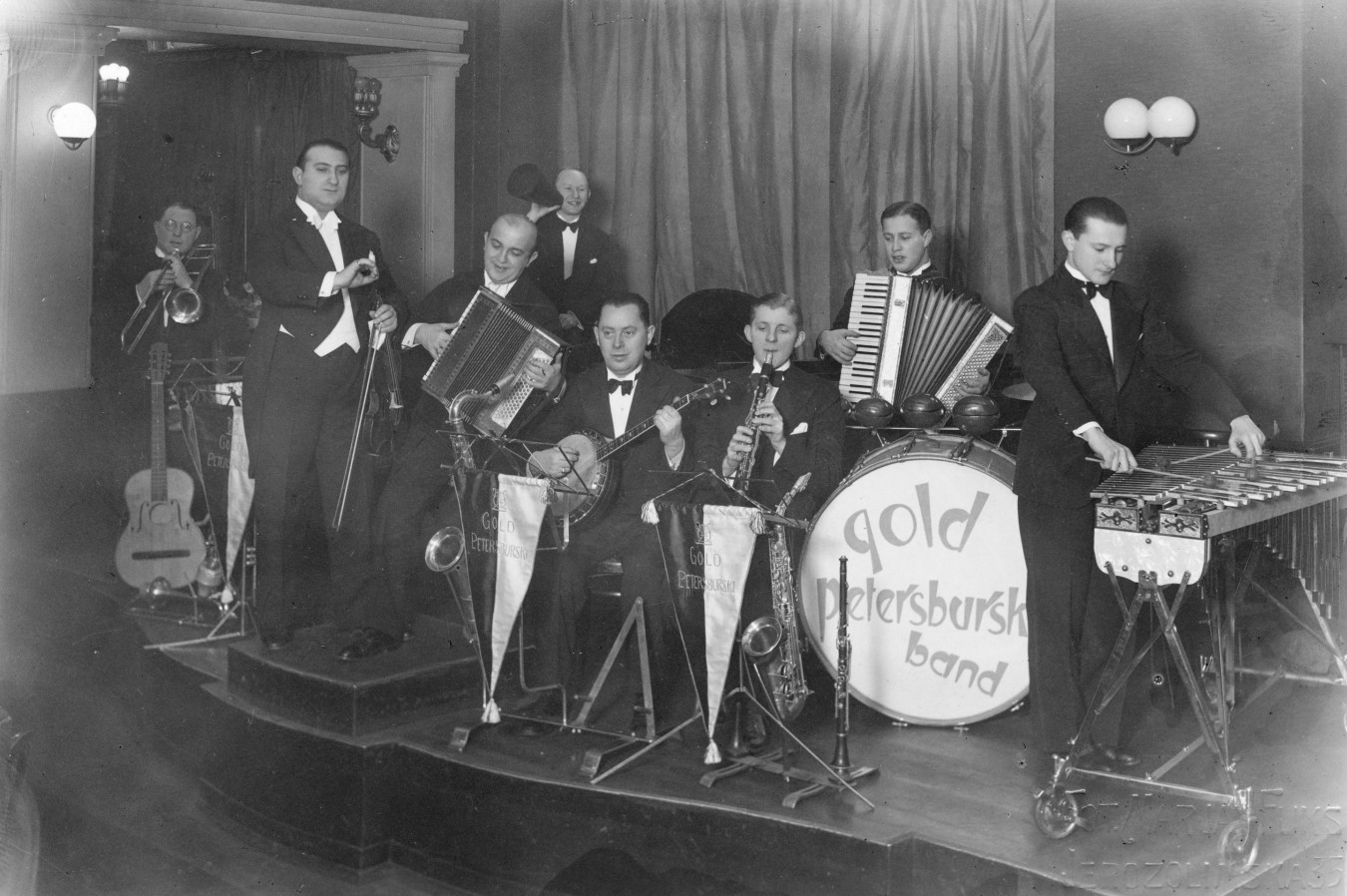 Orkiestra orkiestra taneczna Jerzego Petersburskiego i Artura Golda; fot. Narodowe Archiwum Cyfrowe Orkiestra orkiestra taneczna Jerzego Petersburskiego i Artura Golda; fot. Narodowe Archiwum Cyfrowe