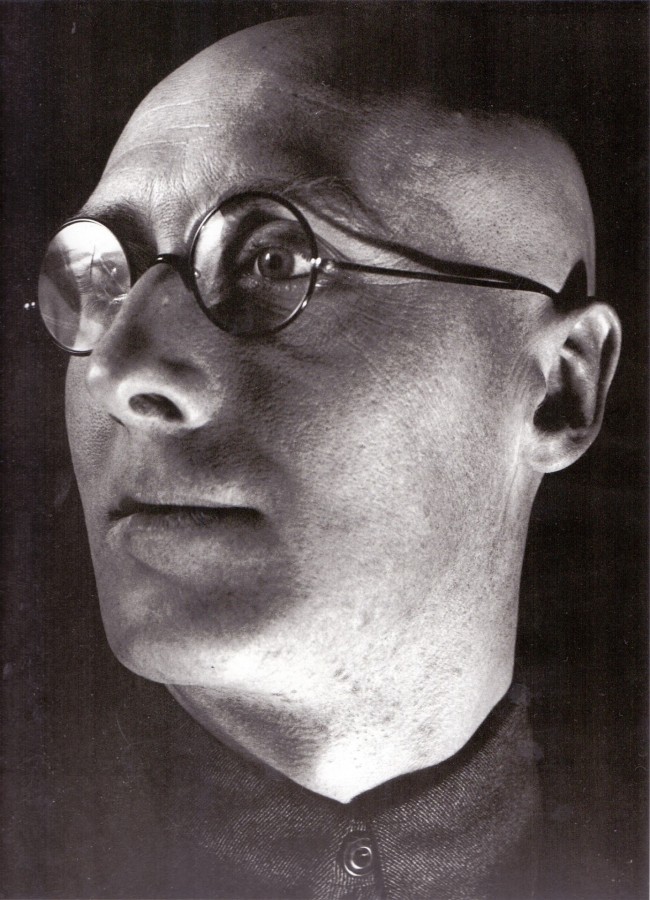 Siergiej Trietjakow – portret fotograficzny autorstwa Aleksandra Rodczenki  Siergiej Trietjakow – portret fotograficzny autorstwa Aleksandra Rodczenki