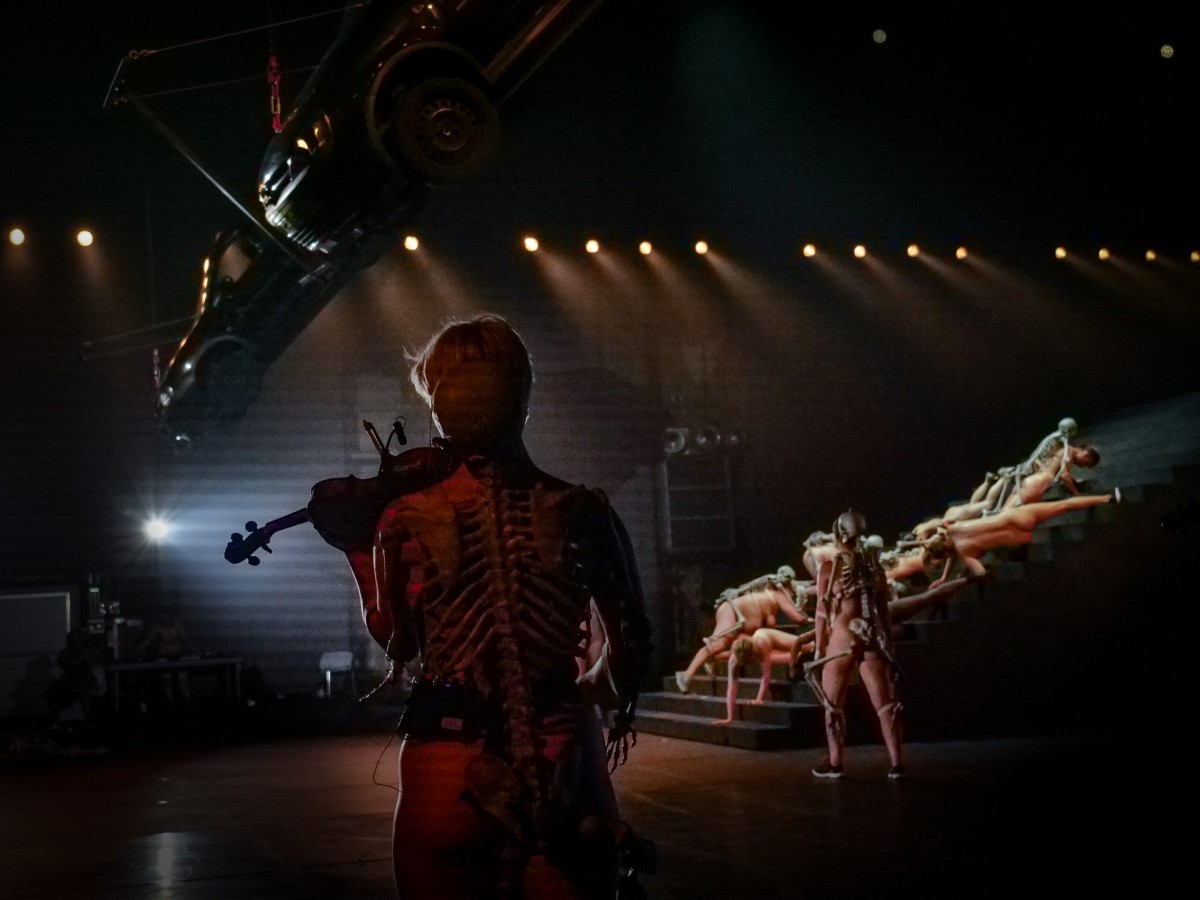 Volksbühne am Rosa-Luxemburg-Platz, Boska komedia