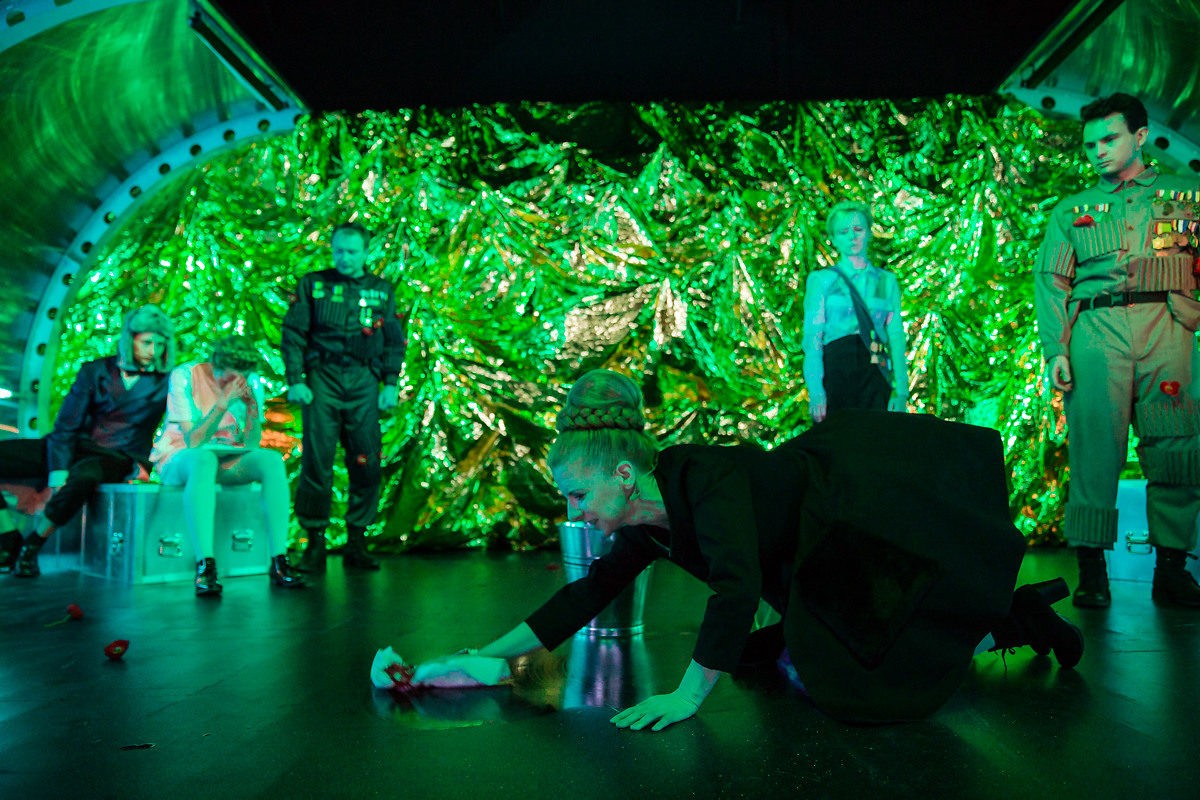 Teatr Dramatyczny im. Jerzego Szaniawskiego w Wałbrzychu, Cynkowi chłopcy: na pierwszym planie Rozalia Mierzicka