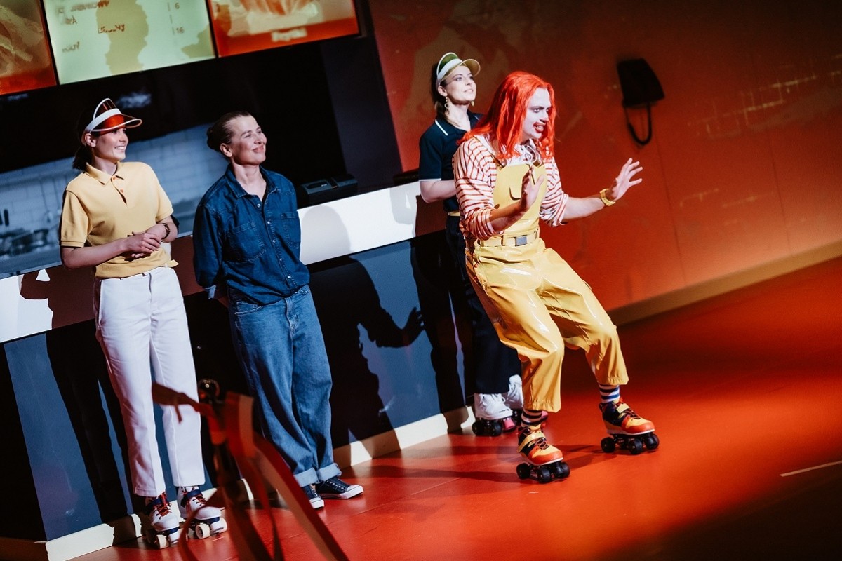 Teatr Dramatyczny im. Gustawa Holoubka w Warszawie, Podwójny z frytkami: Lidia Pronobis, Katarzyna Herman, Marianna Linde, Konrad Szymański Teatr Dramatyczny im. Gustawa Holoubka w Warszawie, Podwójny z frytkami: Lidia Pronobis, Katarzyna Herman, Marianna Linde, Konrad Szymański