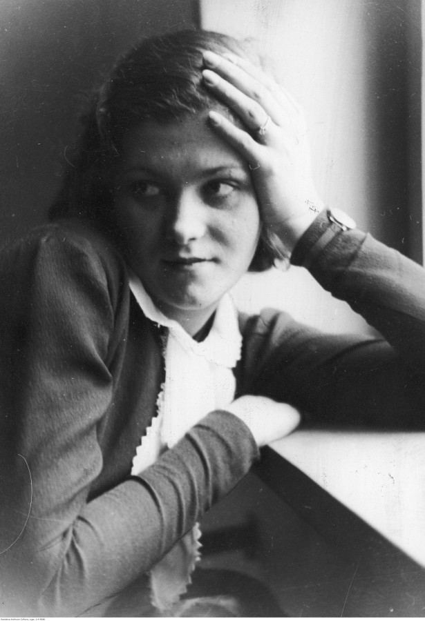 Stanisława Stępniówna playing the part of the ‘number 3’ (1935); source: National Digital Archive, public domain Stanisława Stępniówna playing the part of the ‘number 3’ (1935); source: National Digital Archive, public domain