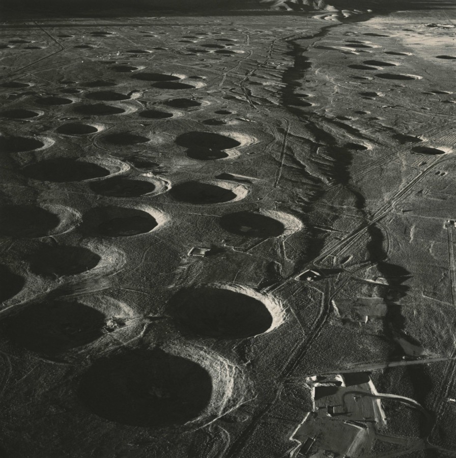 Emmet Gowin, Subsidence Craters, Northern End of Yucca Flat, Nevada Test Site; ze strony Emmet Gowin | Pace Gallery Emmet Gowin, Subsidence Craters, Northern End of Yucca Flat, Nevada Test Site; ze strony Emmet Gowin | Pace Gallery