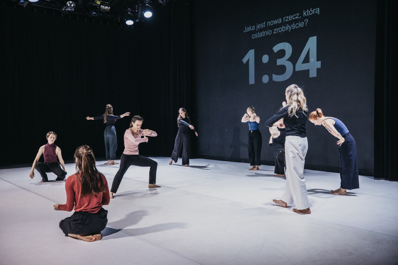 Dominik Więcek i Adeptki KTT, Ucieleśnienie języka