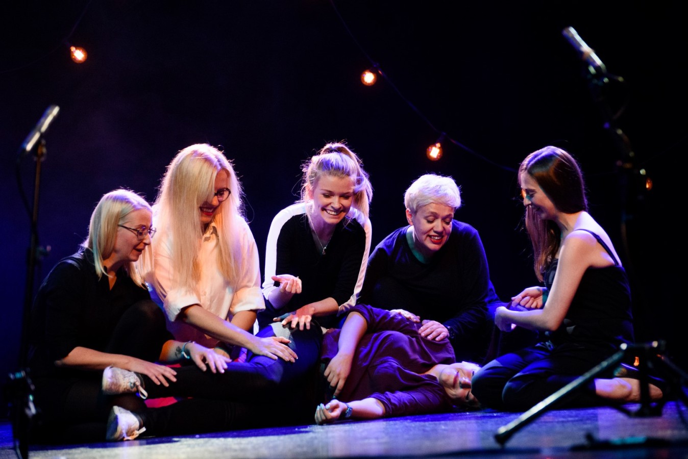 Grupa 7 Kobiet W Różnym Wieku na Festiwalu Improdrom (2019): Alicja Dobrowolna, Małgorzata Różalska, Agnieszka Kuźmirak, Katarzyna Chmara, Karolina Pańczyk, Beata Różalska (leżąca)