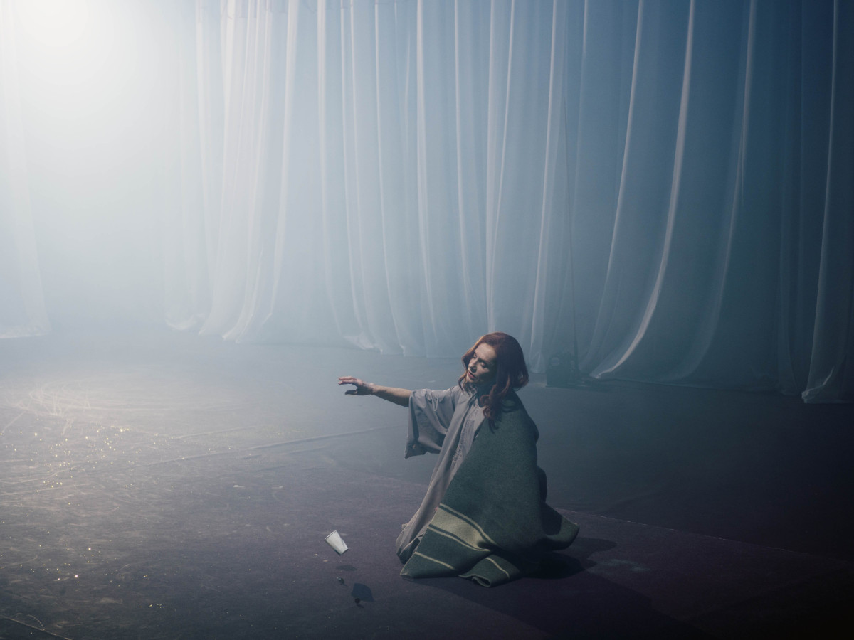 Societas, Cesena – European Theatre City Domaine d'O, Montpellier, Bérénice: Isabelle Huppert; fot. © Alex Majoli Societas, Cesena – European Theatre City Domaine d'O, Montpellier, Bérénice: Isabelle Huppert; fot. © Alex Majoli