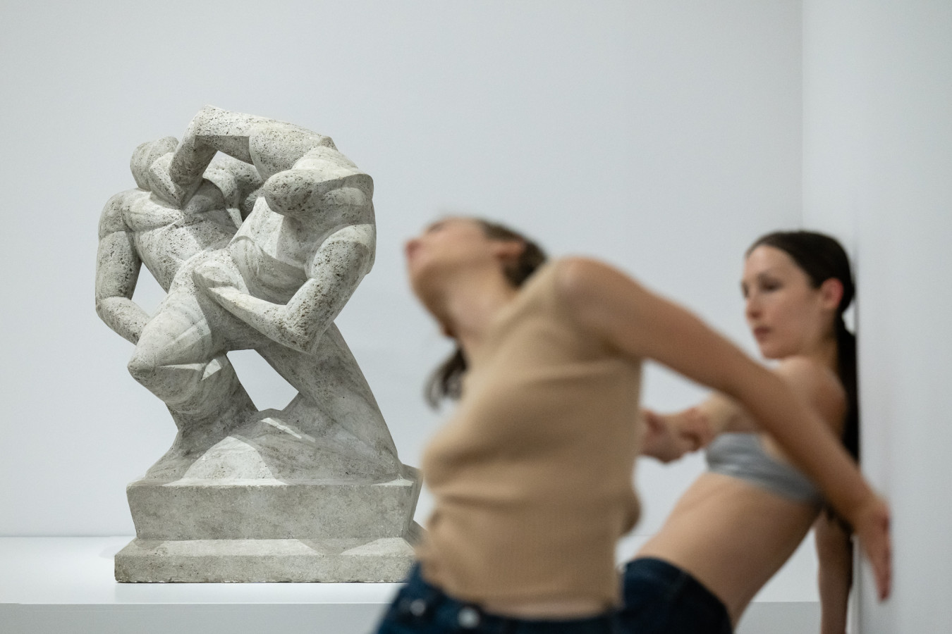 Rosas, Y: Nina Godderis, Synne Elve Enoksenn; fot. Katja Illner / Ruhrtriennale Rosas, Y: Nina Godderis, Synne Elve Enoksenn; fot. Katja Illner / Ruhrtriennale