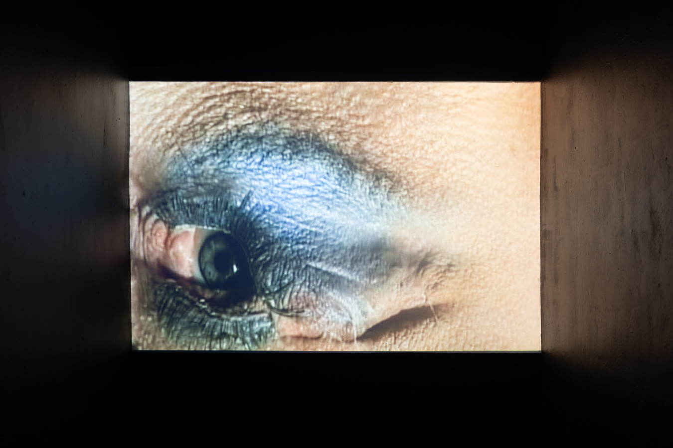 Alicja Żebrowska „Tajemnica patrzy. Prace z czasu transformacji”; fot. Alina Żemojdzin © Gdańska Galeria Miejska