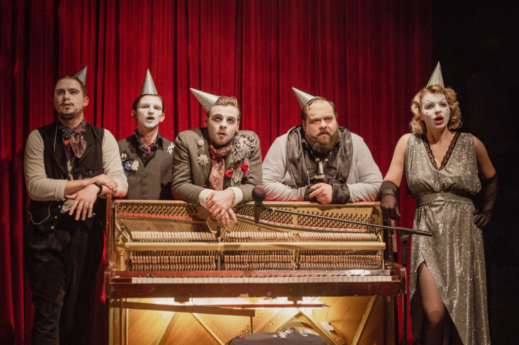 Klub „Rozpaczy”; fot. ©Akademicki Dramatyczny Teatr im. Łesi Ukrainki we Lwowie Klub „Rozpaczy”; fot. ©Akademicki Dramatyczny Teatr im. Łesi Ukrainki we Lwowie