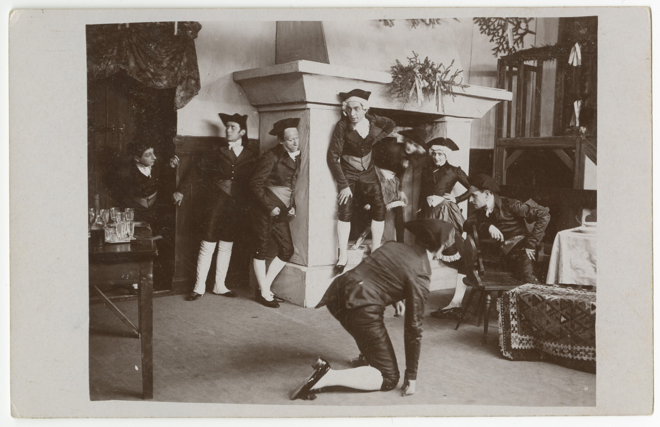 Scena zbiorowa ze sztuki Diabeł i karczmarka Stefana Krzywoszewskiego, fot. Wacław Szymborski, Kraków, 1912, MHK-Fs1638/VI, Zbiory Muzeum Krakowa Scena zbiorowa ze sztuki Diabeł i karczmarka Stefana Krzywoszewskiego, fot. Wacław Szymborski, Kraków, 1912, MHK-Fs1638/VI, Zbiory Muzeum Krakowa