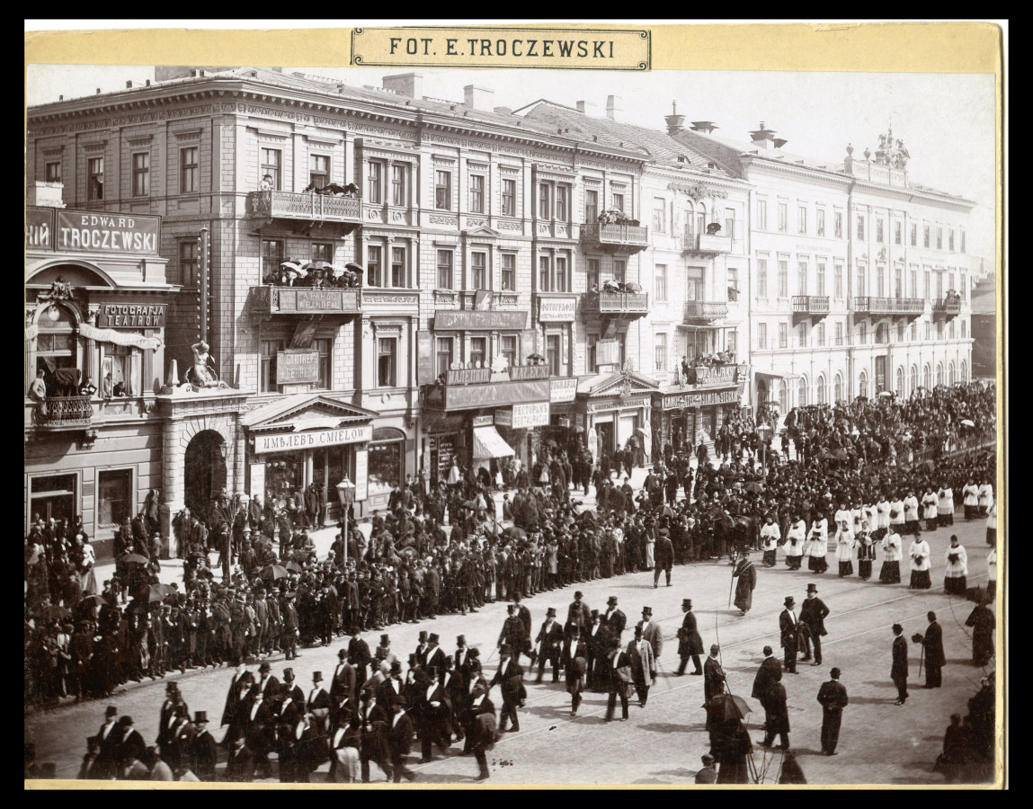 Pogrzeb hr. Ludwika Krasińskiego [Ulica Krakowskie Przedmieście i widok na zakład fotograficzny Edwarda Troczewskiego FOTOGRAFIA TEATRÓW], fot. Edward Troczewski, Warszawa, ok. 1895, Archiwum Państwowe Warszawy