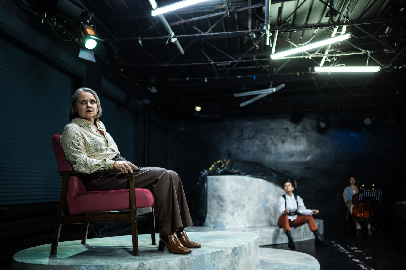 Teatr Współczesny w Szczecinie, Powiem ci jutro / Скажу тобі завтра: Krystyna Maksymowicz (na pierwszym planie); fot. Piotr Nykowski Teatr Współczesny w Szczecinie, Powiem ci jutro / Скажу тобі завтра: Krystyna Maksymowicz (na pierwszym planie); fot. Piotr Nykowski