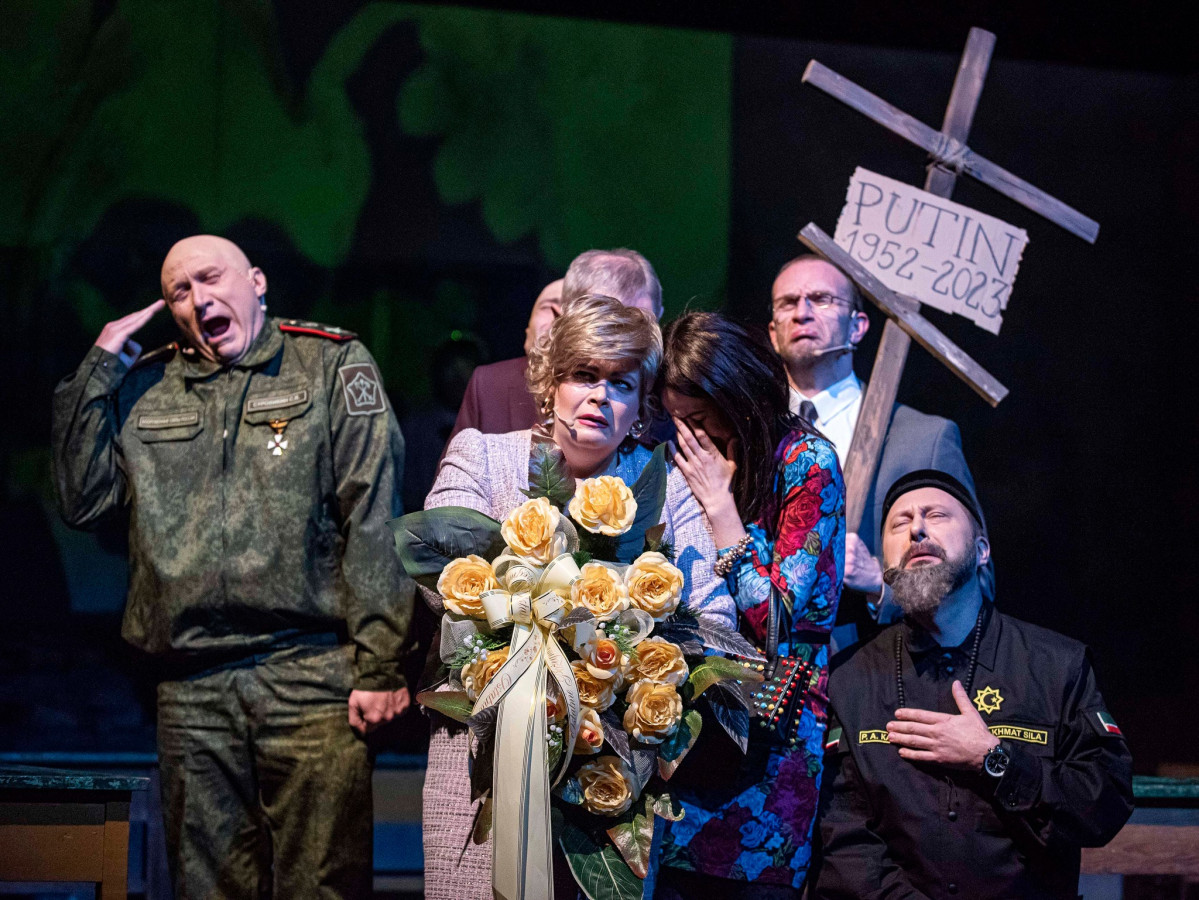 Teatr Polski w Poznaniu, Haga: Piotr Kaźmierczak, Barbara Krasińska, Monika Roszko, Michał Kaleta, Jakub Papuga; fot. Magda Hueckel Teatr Polski w Poznaniu, Haga: Piotr Kaźmierczak, Barbara Krasińska, Monika Roszko, Michał Kaleta, Jakub Papuga; fot. Magda Hueckel