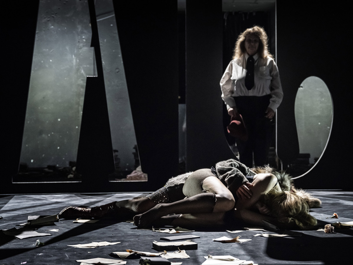 Stary Teatr w Krakowie, SEKS, HAJS i GŁÓD, kronika rodzinna według Emila Zoli; fot. Magda Hueckel Stary Teatr w Krakowie, SEKS, HAJS i GŁÓD, kronika rodzinna według Emila Zoli; fot. Magda Hueckel