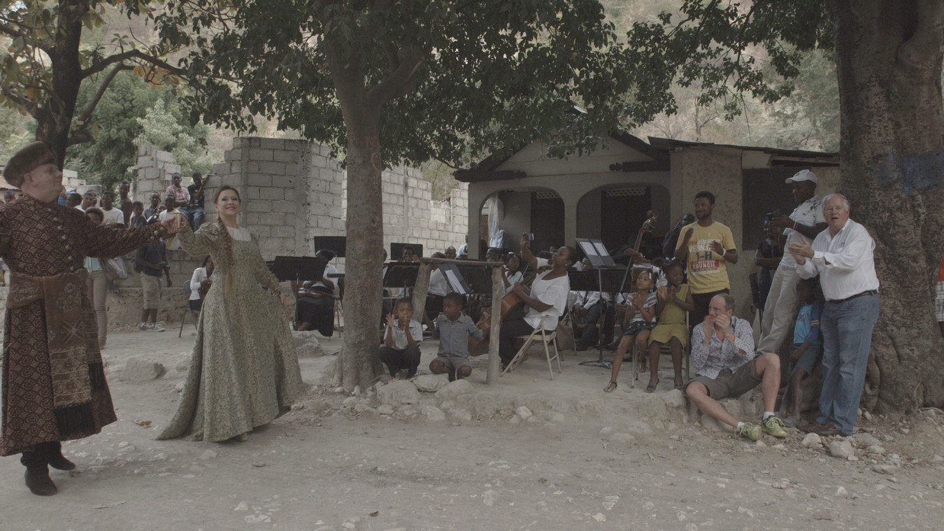 C.T. Jasper & Joanna Malinowska, Halka/Haiti. 18°48’05”N 72°23’01”W, 2015; kadr z wielokanałowej projekcji wideo C.T. Jasper & Joanna Malinowska, Halka/Haiti. 18°48’05”N 72°23’01”W, 2015; kadr z wielokanałowej projekcji wideo