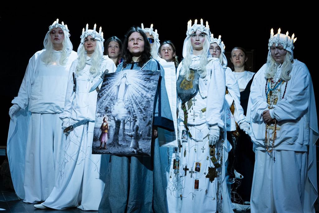 Teatr im. Stefana Jaracza w Olsztynie, Nie smućcie się. Ja zawsze będę z Wami; fot. Monika Stolarska Teatr im. Stefana Jaracza w Olsztynie, Nie smućcie się. Ja zawsze będę z Wami; fot. Monika Stolarska