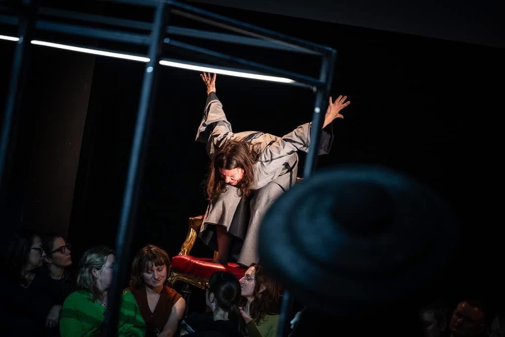 Teatr im. Stefana Jaracza w Olsztynie, Nie smućcie się. Ja zawsze będę z Wami: Milena Gauer; fot. Marta Ankiersztejn Teatr im. Stefana Jaracza w Olsztynie, Nie smućcie się. Ja zawsze będę z Wami: Milena Gauer; fot. Marta Ankiersztejn