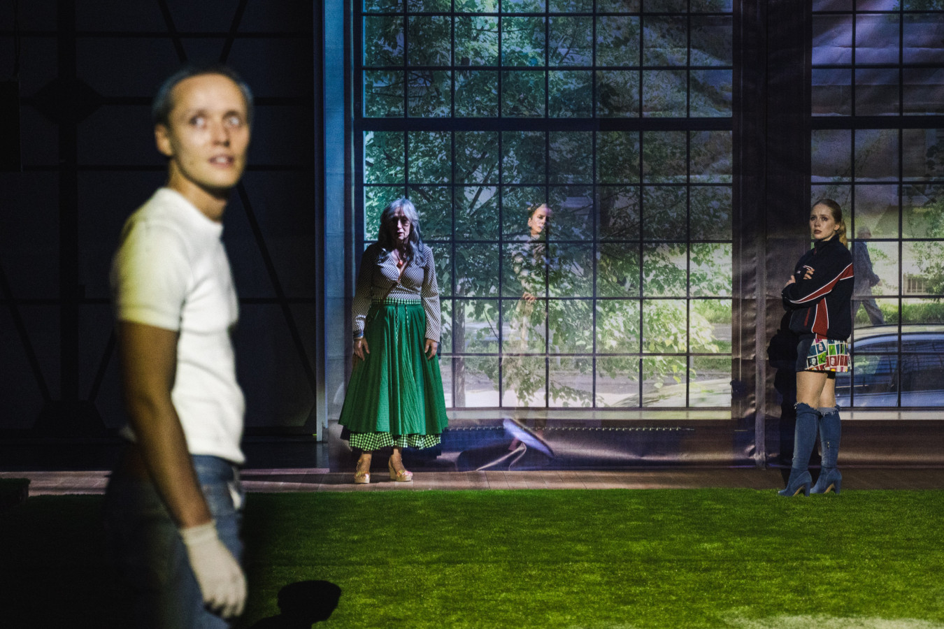Nowy Teatr, Nagle ostatniego lata: Bartosz Bielenia, Małgorzata Hajewska-Krzysztofik, Magdalena Cielecka, Ewelina Pankowska; fot. Maurycy Stankiewicz Nowy Teatr, Nagle ostatniego lata: Bartosz Bielenia, Małgorzata Hajewska-Krzysztofik, Magdalena Cielecka, Ewelina Pankowska; fot. Maurycy Stankiewicz